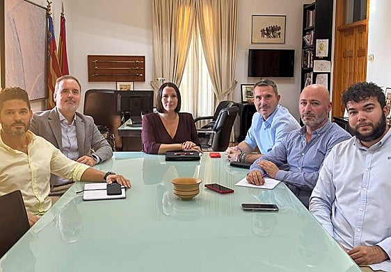 La alcaldesa Orts, junto a varios ediles del gobierno municipal de Moncada.