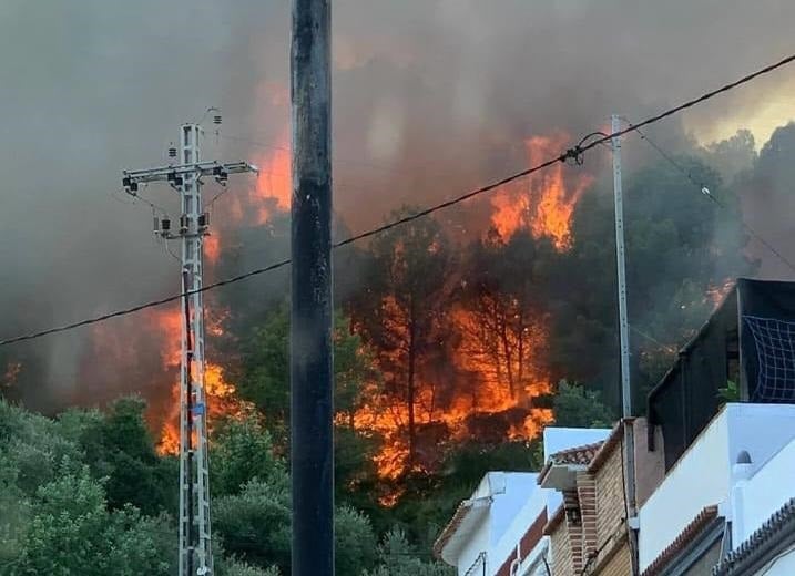 Imagen de la llamas del incendio declarado el pasado 4 de septiembre en la montaña de La Creu, donde ahora ha sido localizado el cadáver calcinado