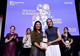 Ana Ortiz junto a Hortensia Roig, impulsora de los premios de literatura.