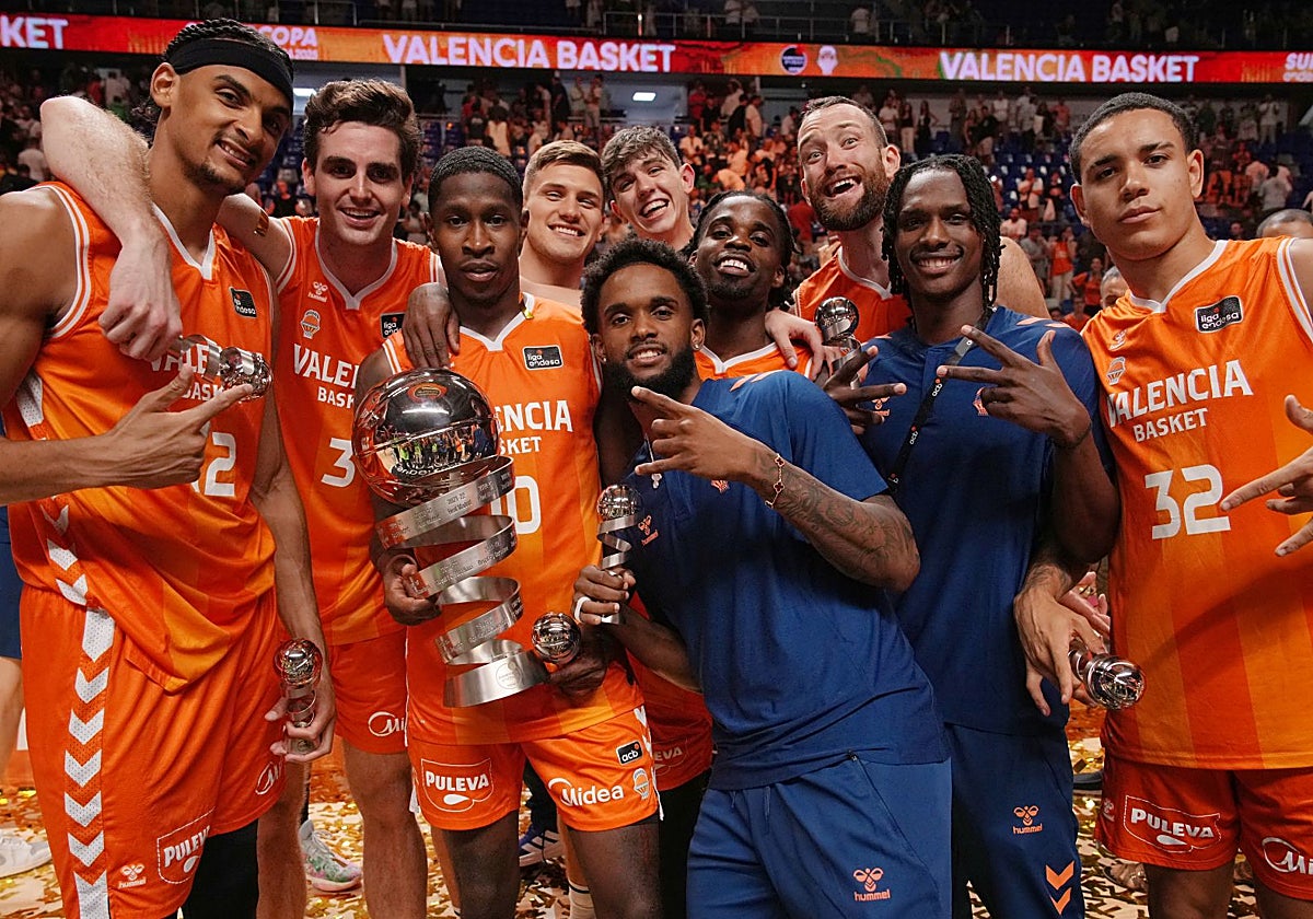 Montero y Badio, de azul, junto a sus compañeros en la celebración de la Supercopa.