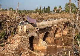 Puente destrozado en Riba-roja por la dana.
