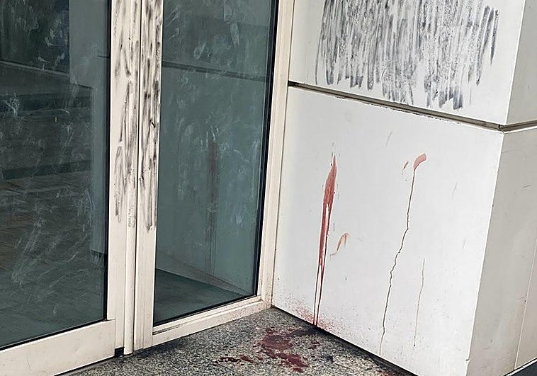 Restos de sangre de la víctima en el suelo y una pared.