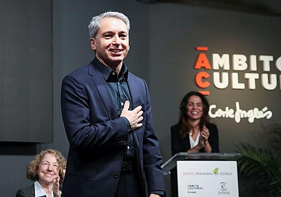 El presentador Vicente Vallés tras ser proclamado ganador del Premio Primavera de Novela..