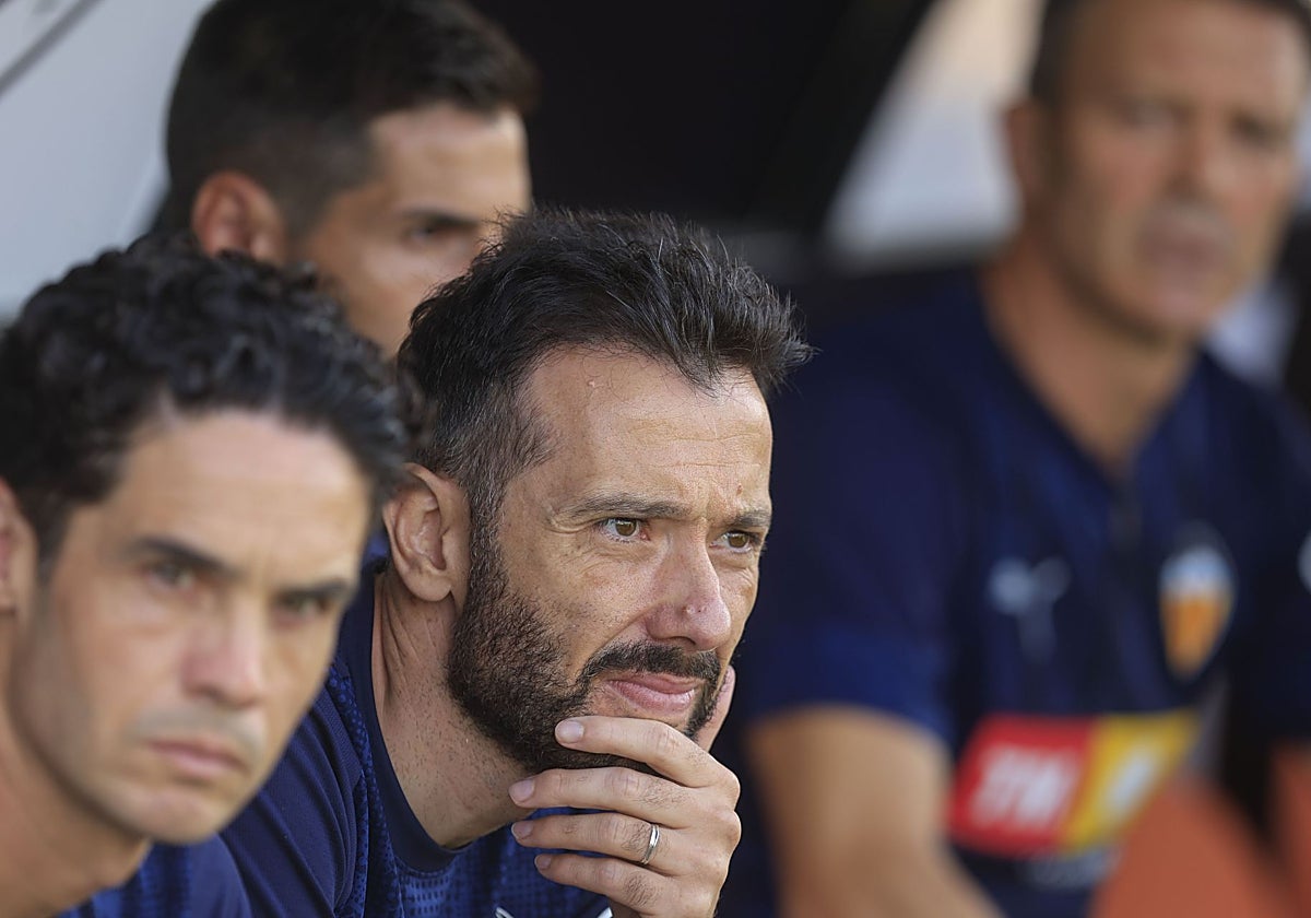 Corberán vivió el día del Oviedo la noche más amarga en Mestalla, más quizás que el 0-5 del Barça en los cuartos de final de Copa la temporada pasada.