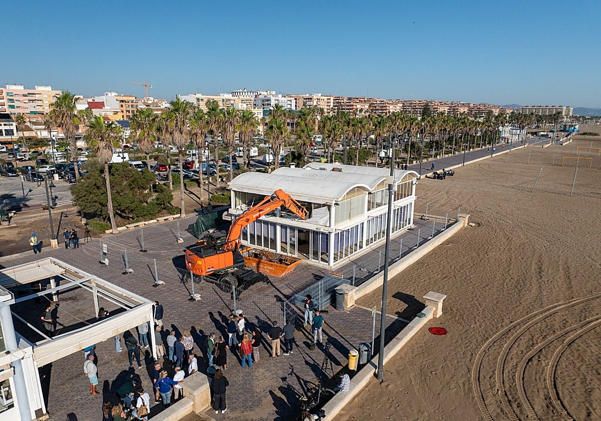 Imagen principal - Vistas del derribo desde un dron y comparecencia de la alcaldesa María José Catalá y del presidente de los hosteleros, José Miralles.