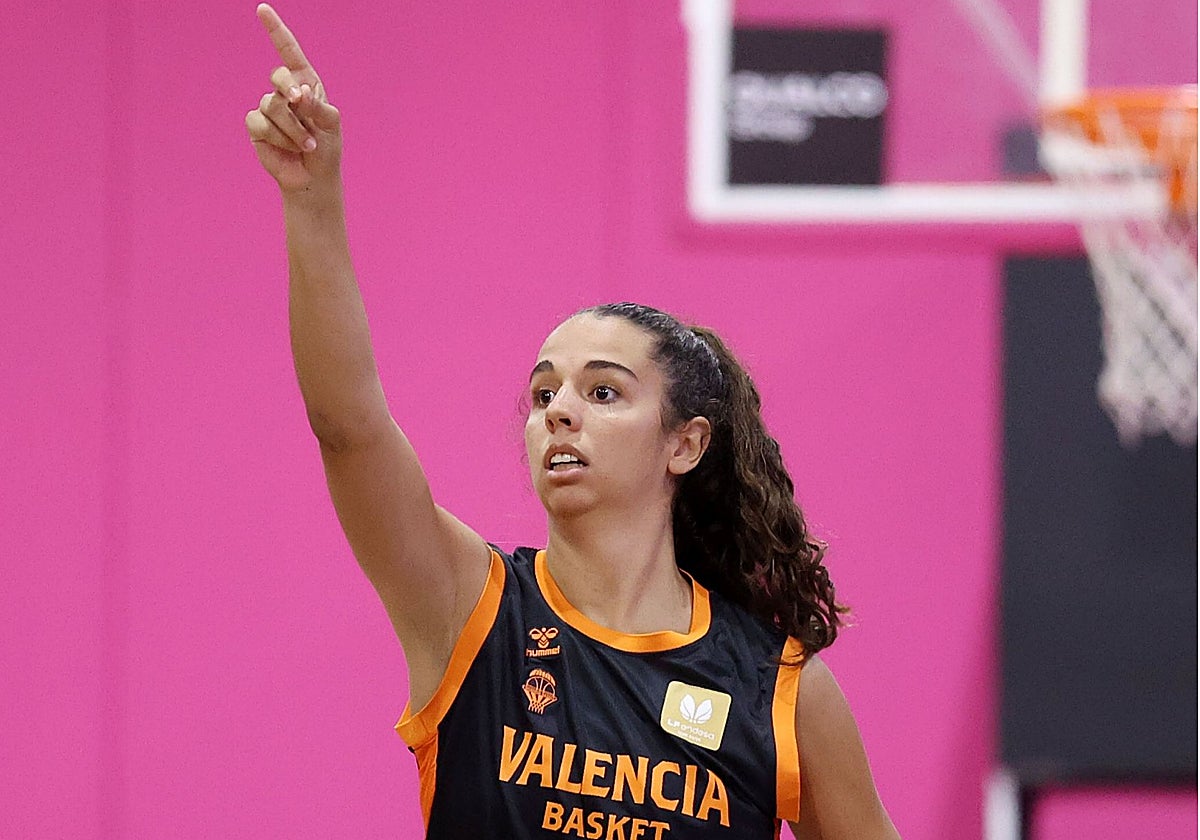 Elena Rodríguez, durante un partido con Valencia Basket.