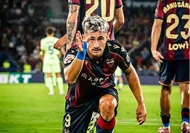 Iván Romero realiza su tradicional celebración de gol.