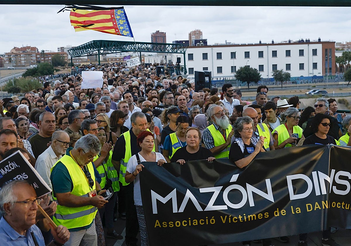 Las víctimas en la última manifestación contra Mazón por la dana.