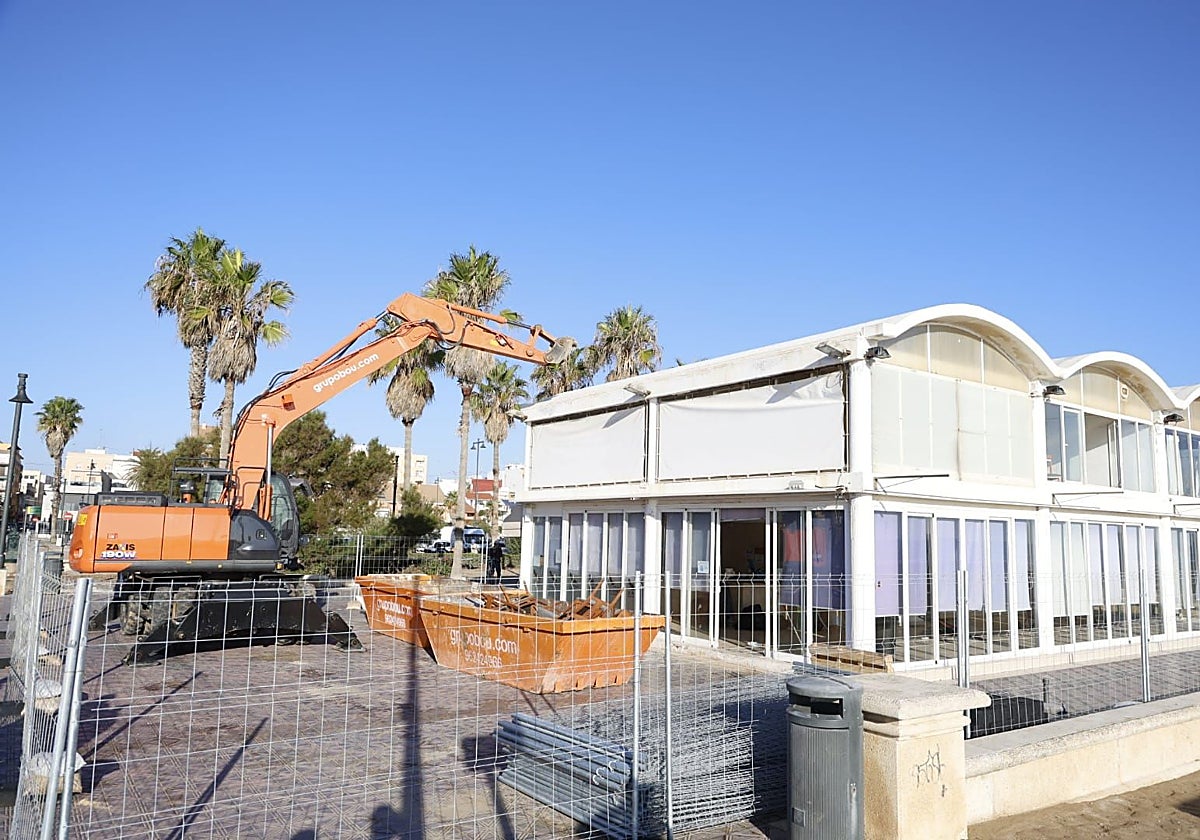 Derribo del primer restaurante de la playa de la Malvarrosa, el local de El Bobo.