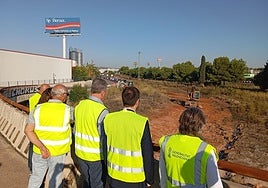Martínez Mus y Luján, en el centro, contemplan la zona de obras.