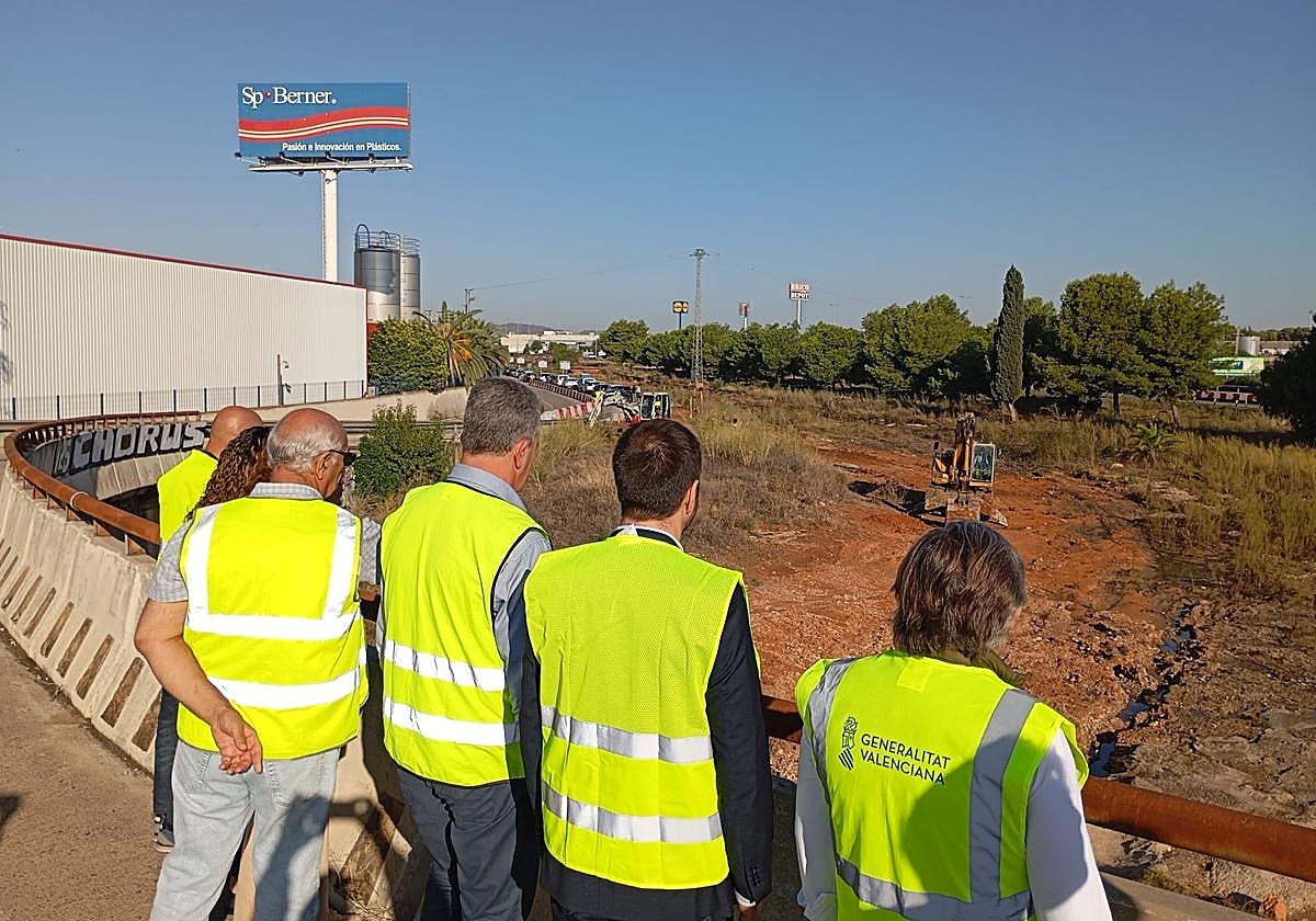 Martínez Mus y Luján, en el centro, contemplan la zona de obras.