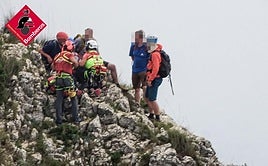 Momento en el que atienden a la senderista.