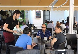 Un camarero en un bar de Valencia.