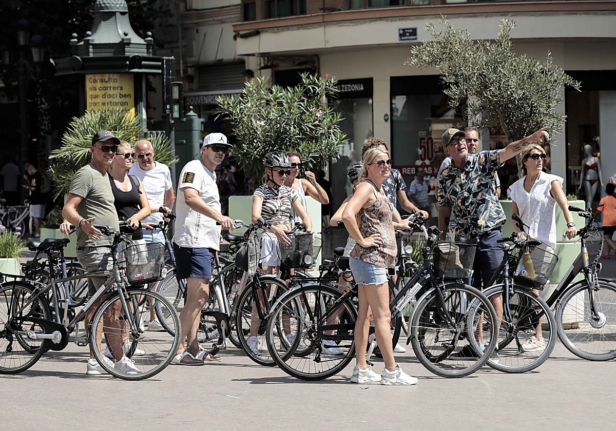 Un grupo de turistas, en la plaza del Ayuntamiento.
