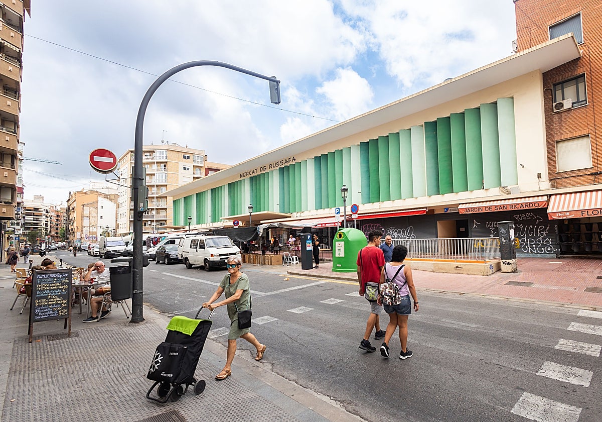 Vecinos del barrio de ruzafa, frente al mercado.