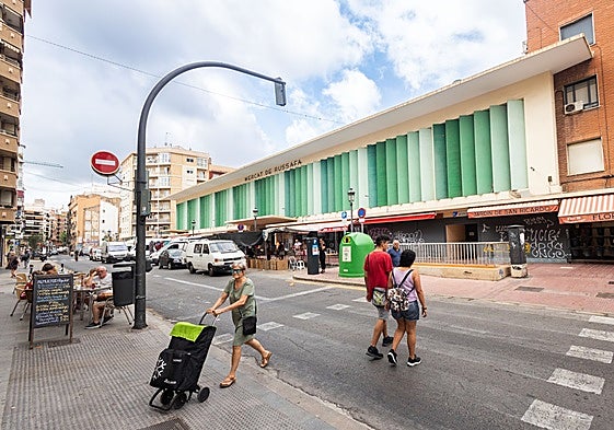 Vecinos del barrio de ruzafa, frente al mercado.