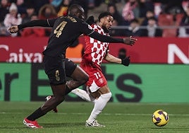 Arnaut Danjuma, con el Girona el año pasado, ante Mouctar Diakhaby en el partido que disputó ante el Valencia.