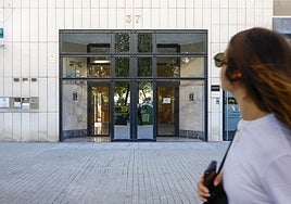 Portal de uno de los edificios con viviendas a la venta con okupas en su interior.