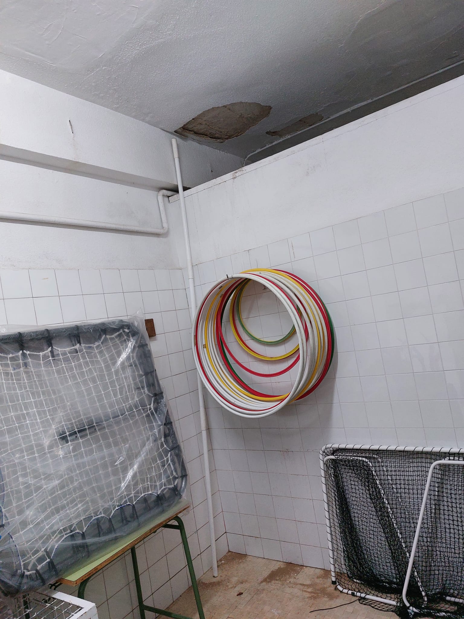 Imagen secundaria 2 - Parte del techo de un instituto de Alzira se cae por las lluvias mientras la construcción del nuevo centro sigue paralizada