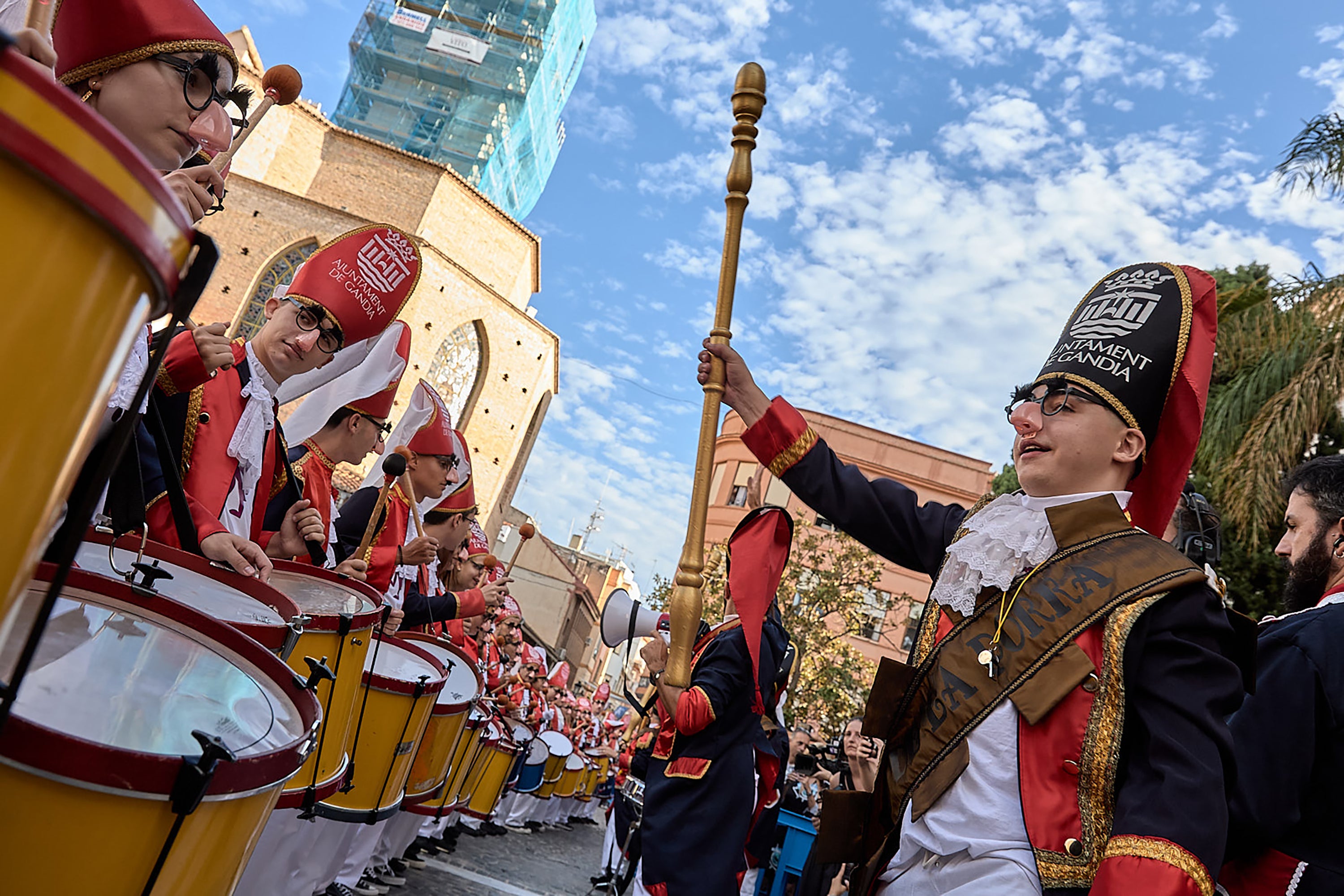 Las bandas del Tío de la Porra sacarán hoy a todo el mundo a la calle para tomar el Ayuntamiento y dar comienzo a la Fira i Festes.