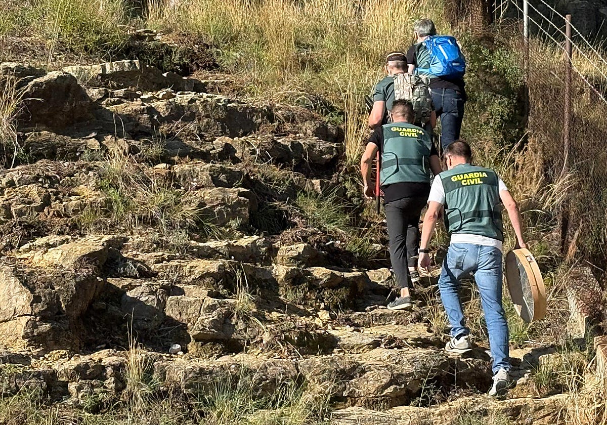 Cuatro guardias civiles acceden al paraje montañoso sobre las diez de la mañana de este jueves.
