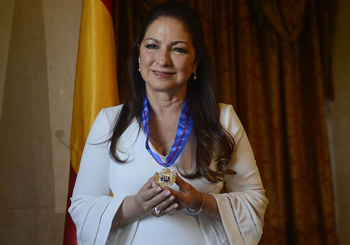 Gloria Estefan posa con la Medalla de Oro al mérito de las Bellas Artes.