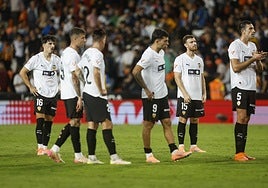 Los jugadores del Valencia tras el partido ante el Real Oviedo.