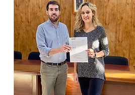 El Alcalde junto a la habitante número 8.000.