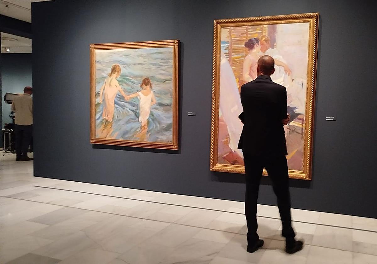 Una persona observa dos de las obras maestras de Sorolla en la Fundación Bancaja.