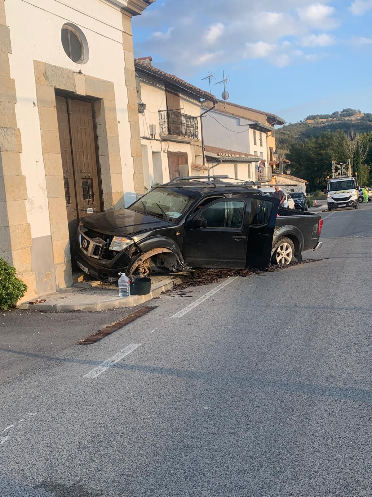La pick up robada, estrellada a la entrada de Morella.