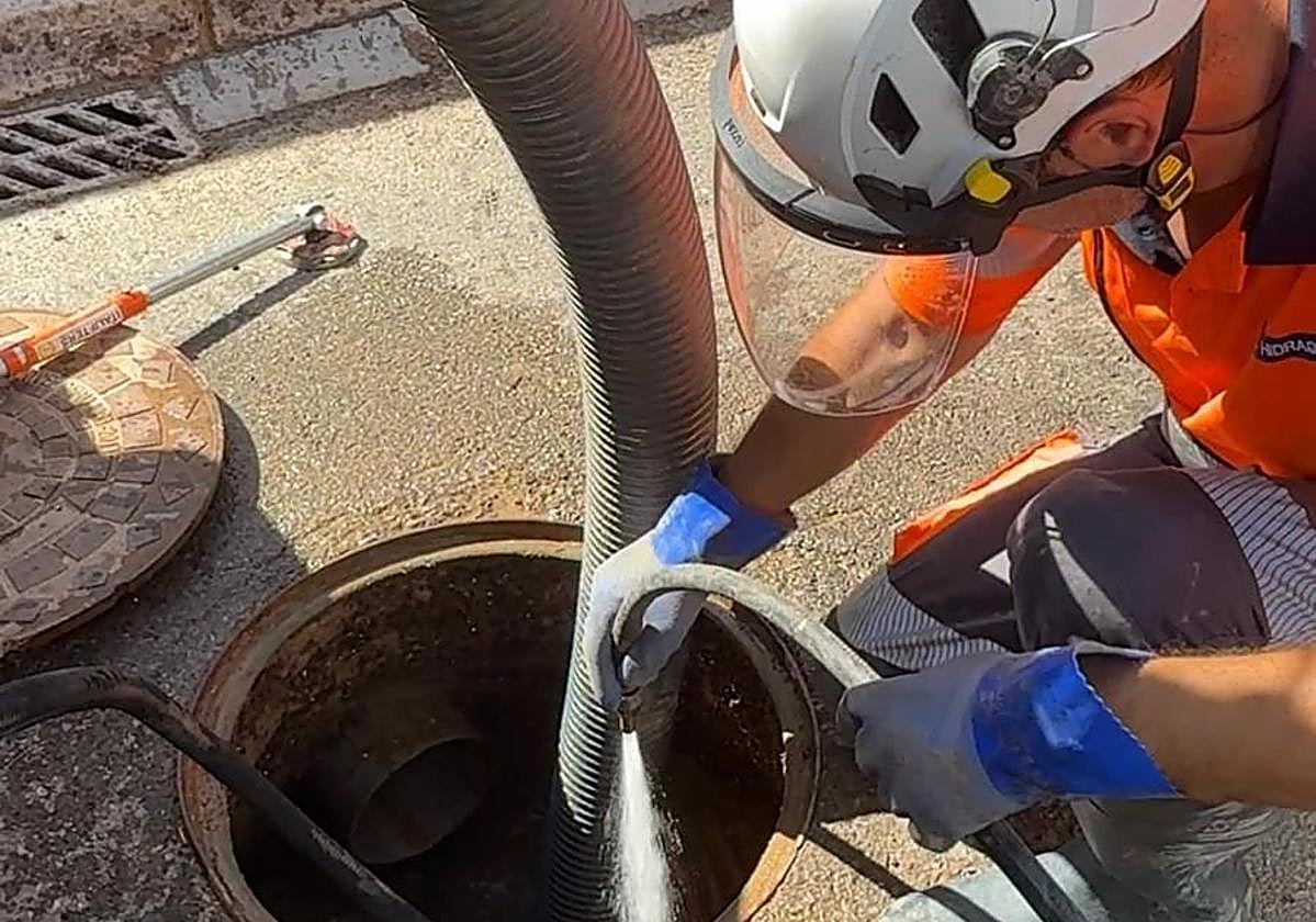 Limpieza del alcantarillado en Alfafar.