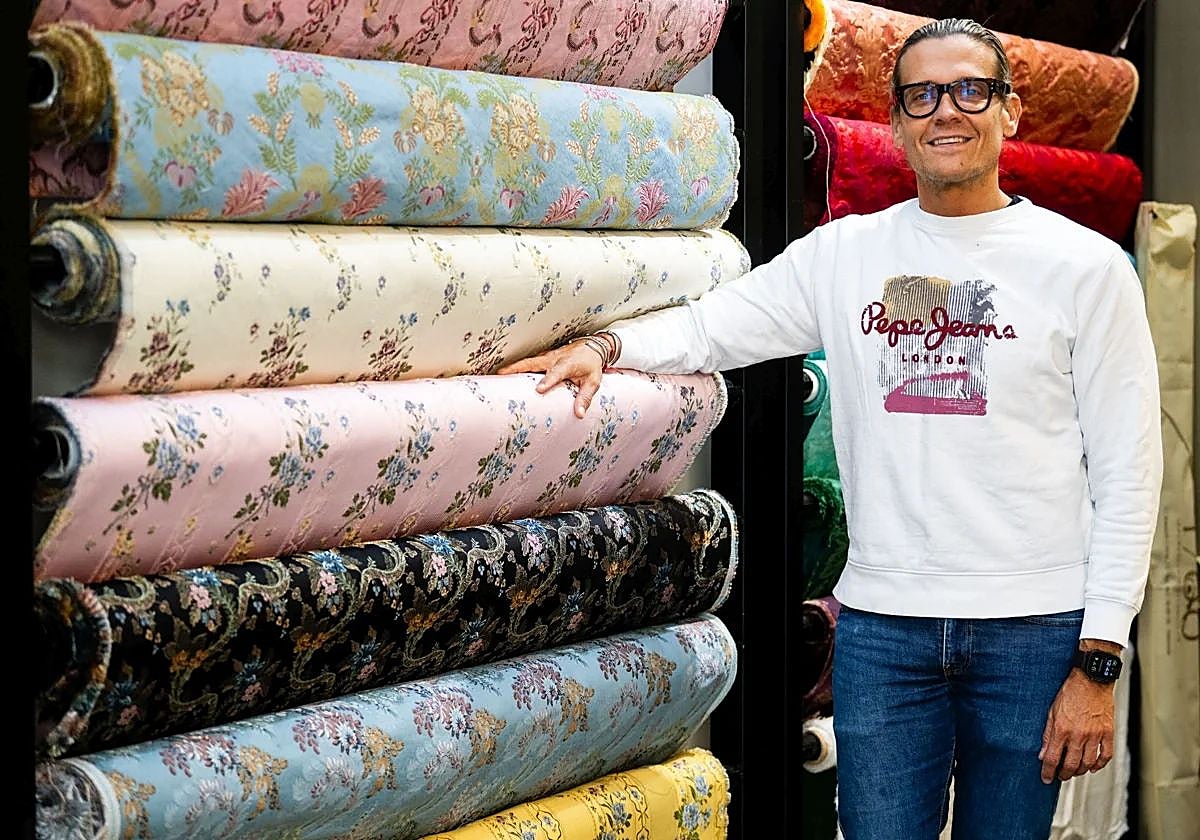 Jorge Fabuel, indumentarista de la firma 1700 Indumentaria Valenciana.