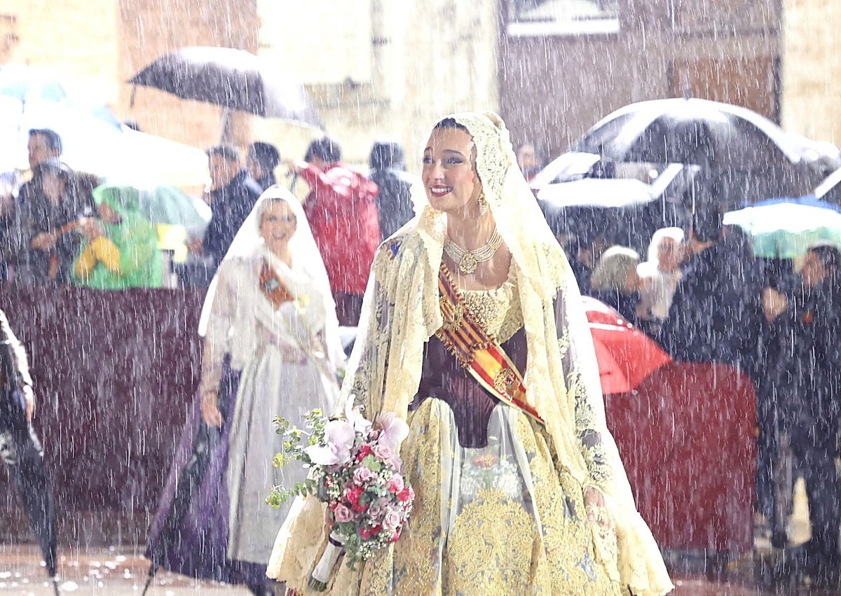 Imagen secundaria 1 - Portada del libro; Berta Peiró en su Ofrenda lluviosa y rocío Gil y Daniela Gómez de los Ángeles, con el Tribunal de las Aguas y Joan Ribó.