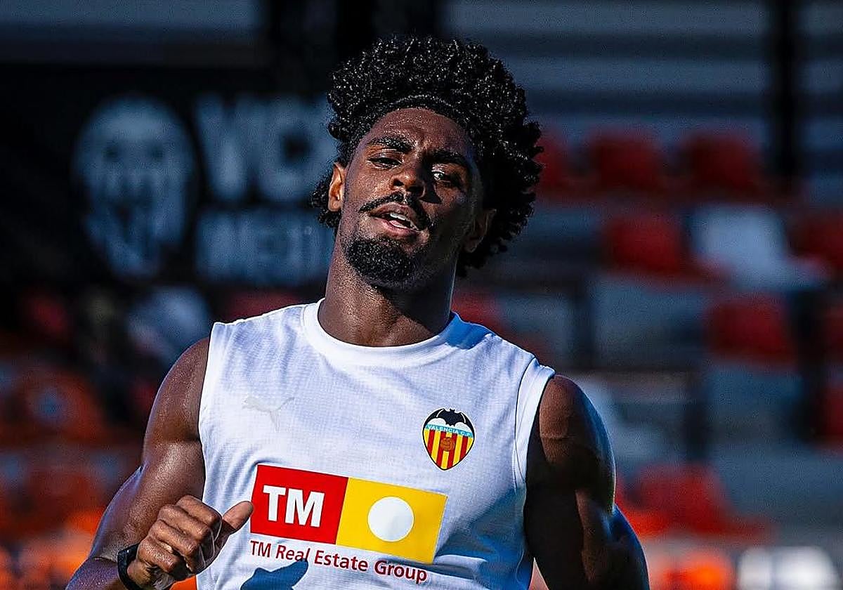 Thierry Rendall, en un entrenamiento con el Valencia.