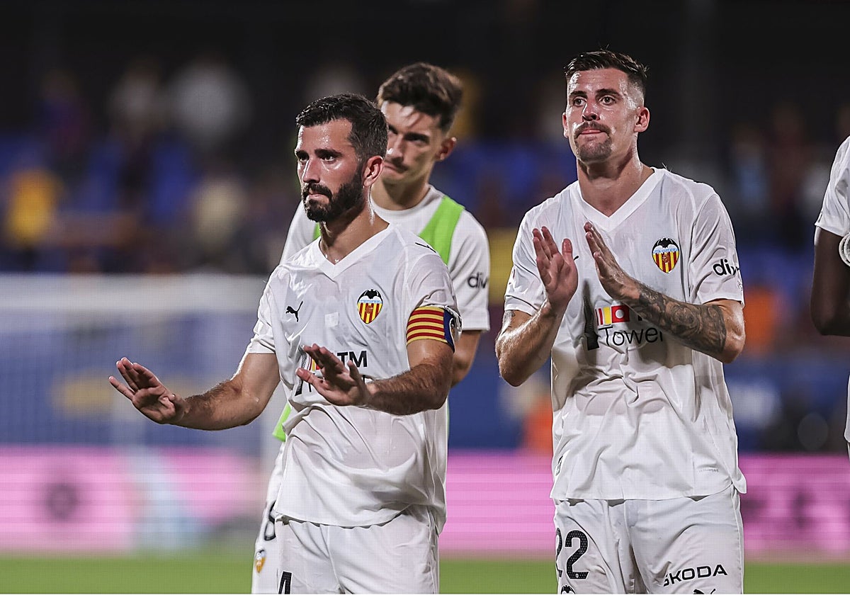 Gayà, en primer plano, durante un partido del Valencia.