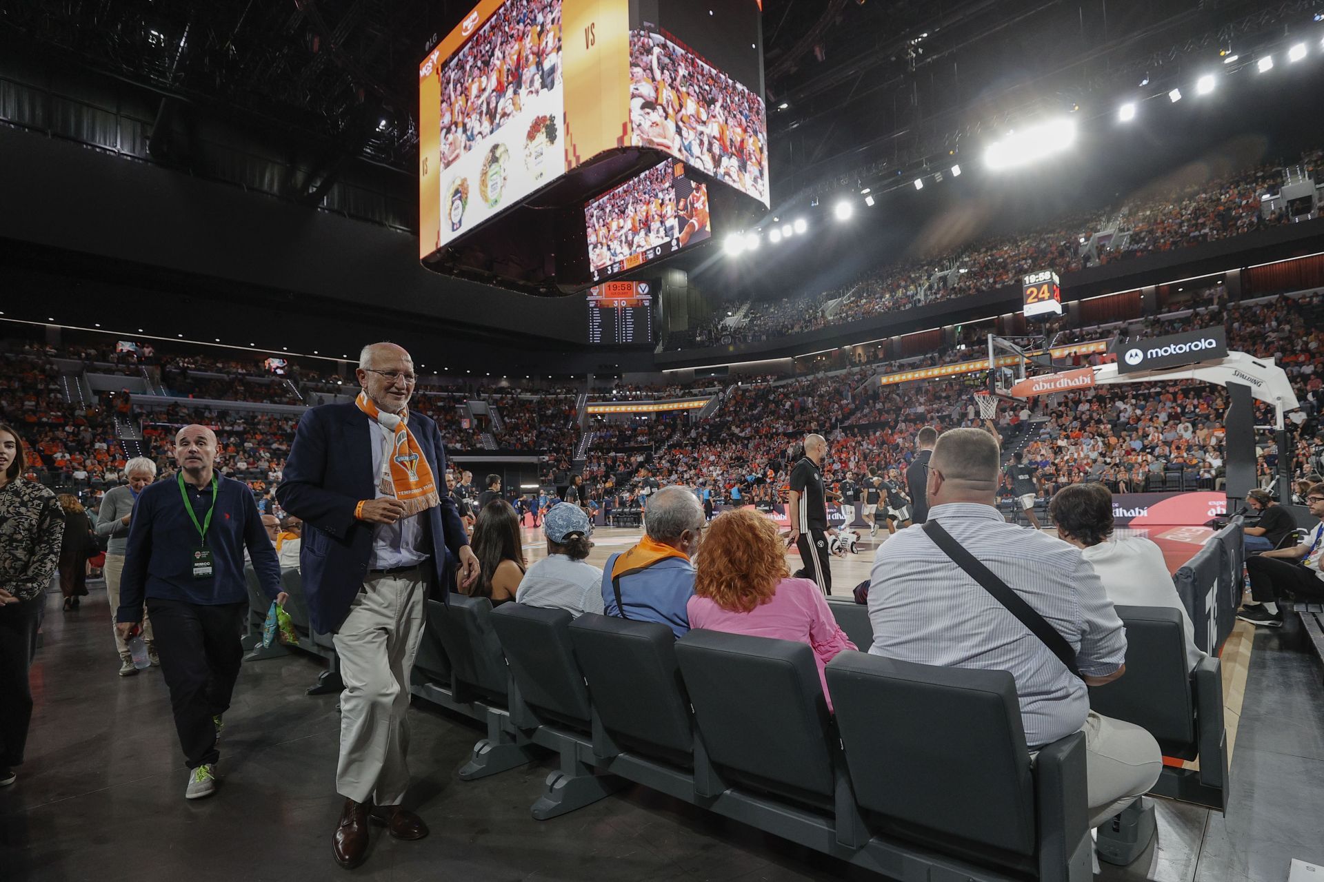 FOTOS | Así ha sido el debut del Valencia Basket en el Roig Arena