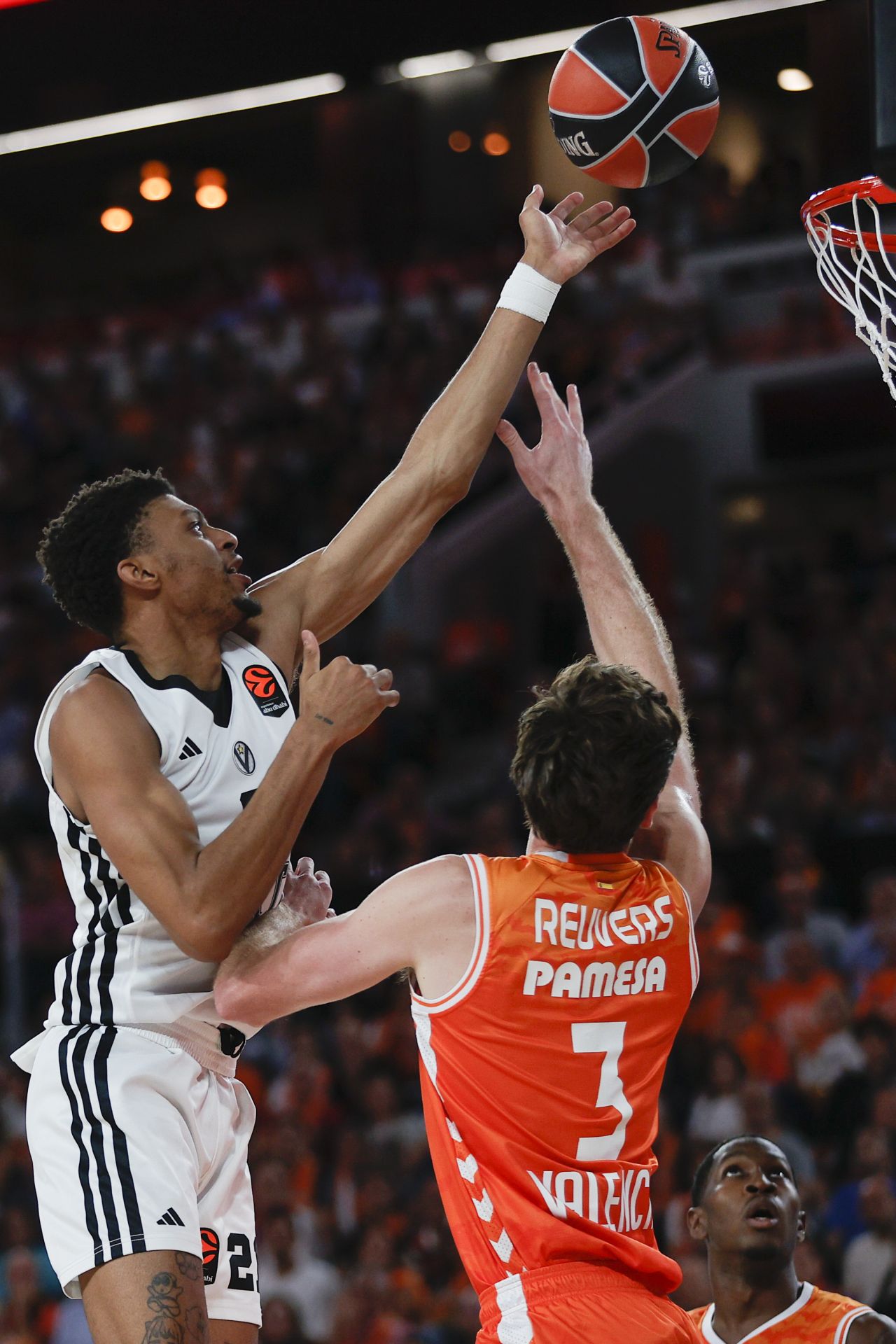 FOTOS | Así ha sido el debut del Valencia Basket en el Roig Arena