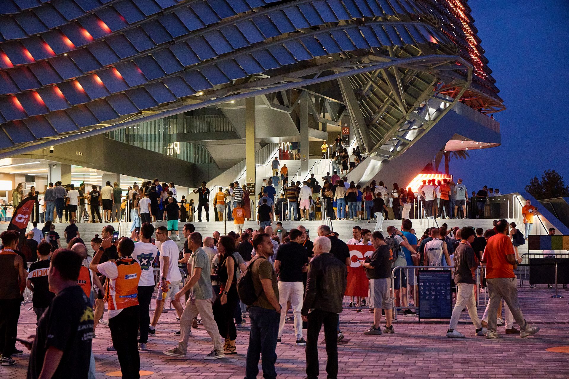 FOTOS | Así ha sido el debut del Valencia Basket en el Roig Arena