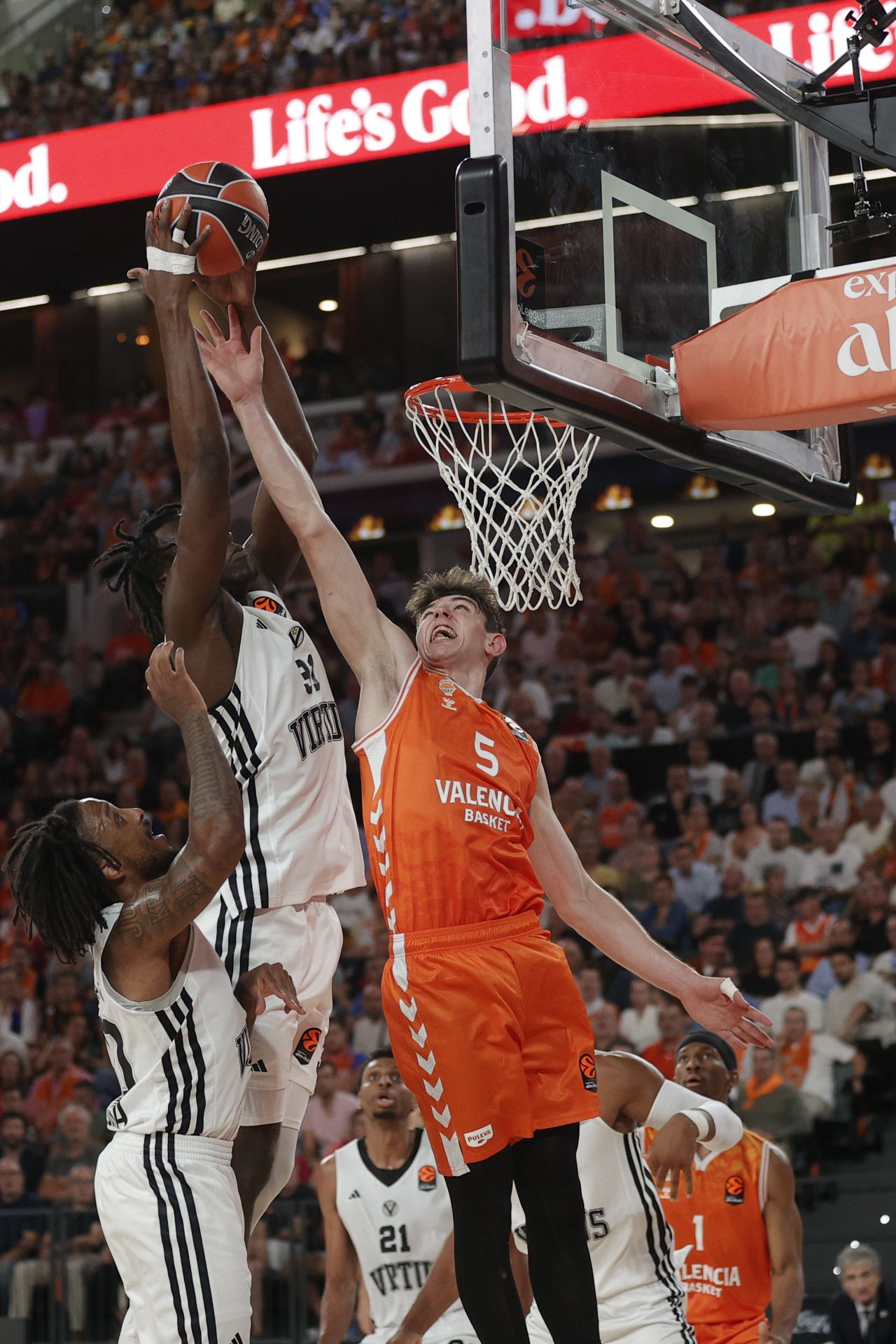 FOTOS | Así ha sido el debut del Valencia Basket en el Roig Arena