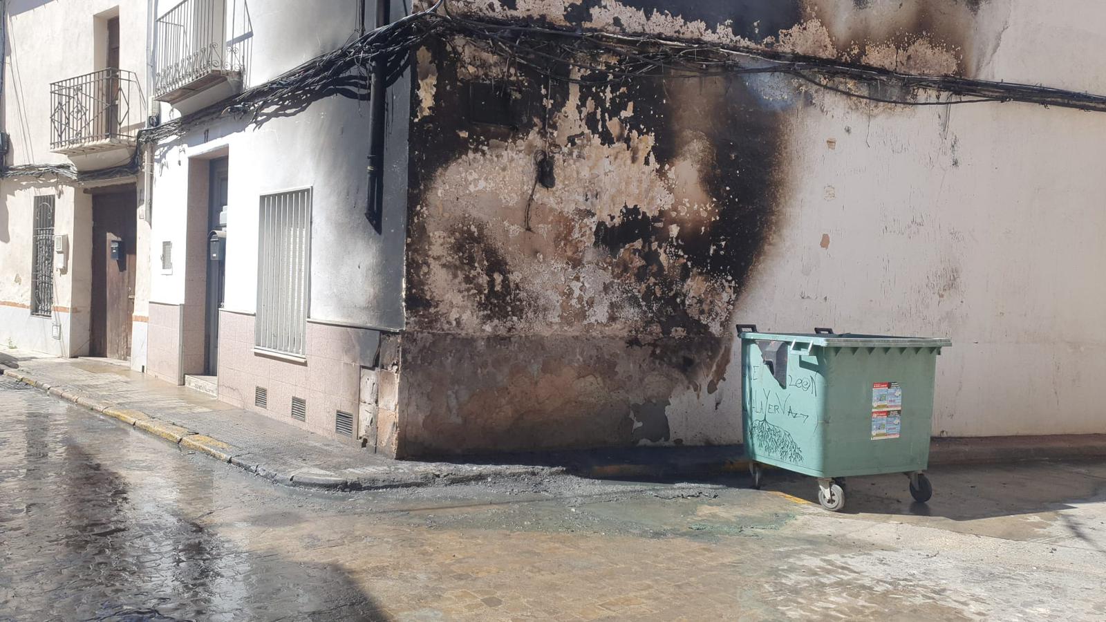 Imagen principal - Detenidos dos jóvenes por una oleada de incendios en Alginet en venganza por una multa de tráfico
