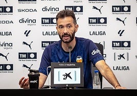 Carlos Corberán, en la sala de prensa de la Ciudad Deportiva del Valencia, en Paterna.