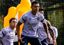 Kervin Arriaga, en primer plano, en el entrenamiento.