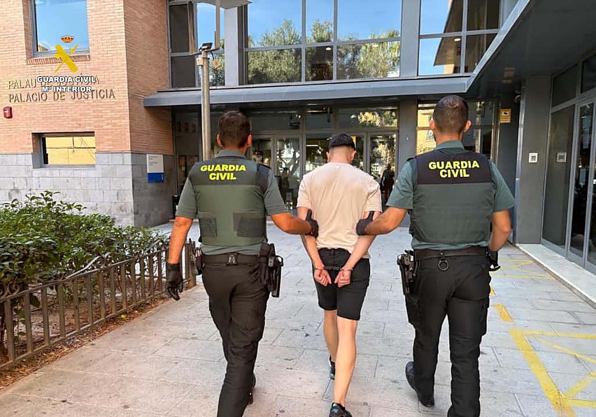 Uno de los detenidos pasando a disposición judicial.