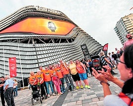 Aficionados del Valencia Basket, en la puerta del Roig Arena, en el estreno del pabellón.