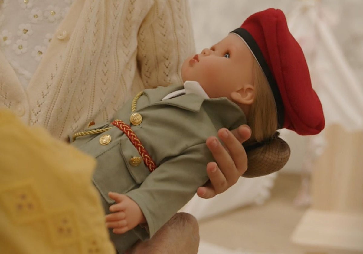 Imagen de la muñeca Leonor Militar.