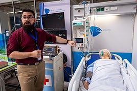 Juan Antonio Huerta, analista de ciberseguridad de S2 Grupo, con el simulador de ataque informático a una UCI.