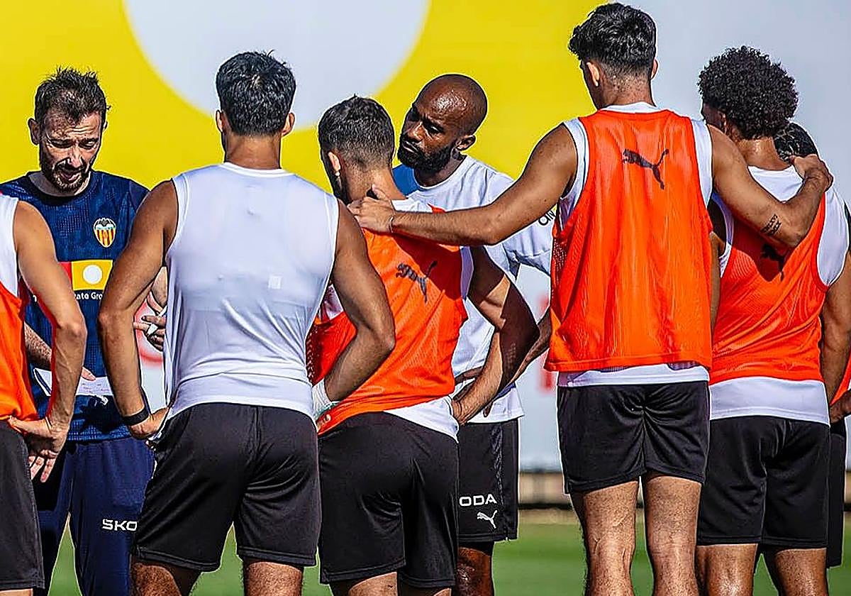 Carlos Corberán, hablando con sus jugadores en una sesión de entrenamiento en la Ciudad Deportiva de Paterna.