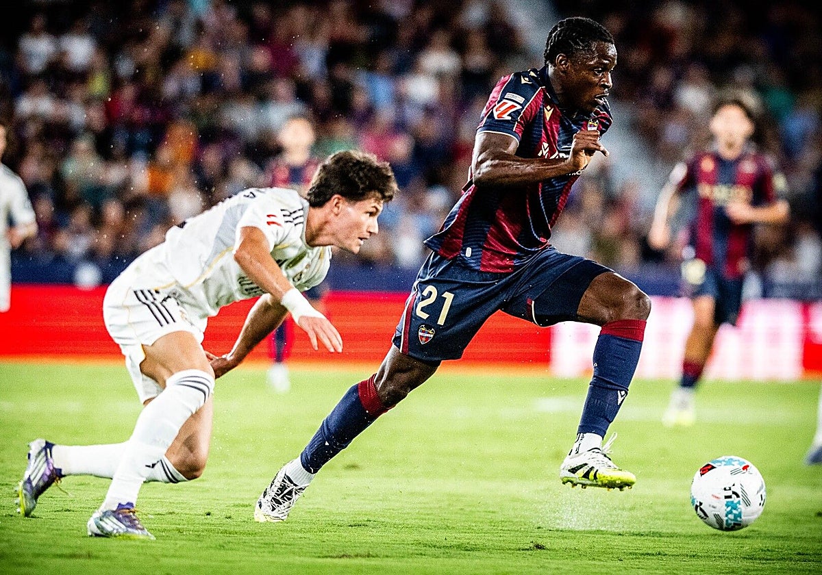 Etta Eyong, en un partido con el Levante.