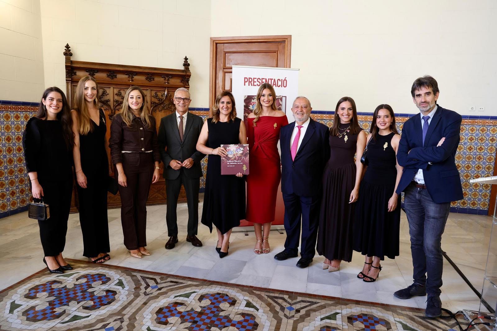 FOTOS | Las falleras mayores de Valencia se reúnen en el Palacio de la Exposición