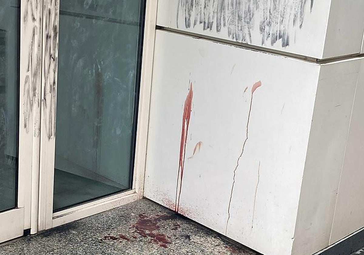 Restos de sangre en el lugar donde se produjo la agresión con un paraguas.